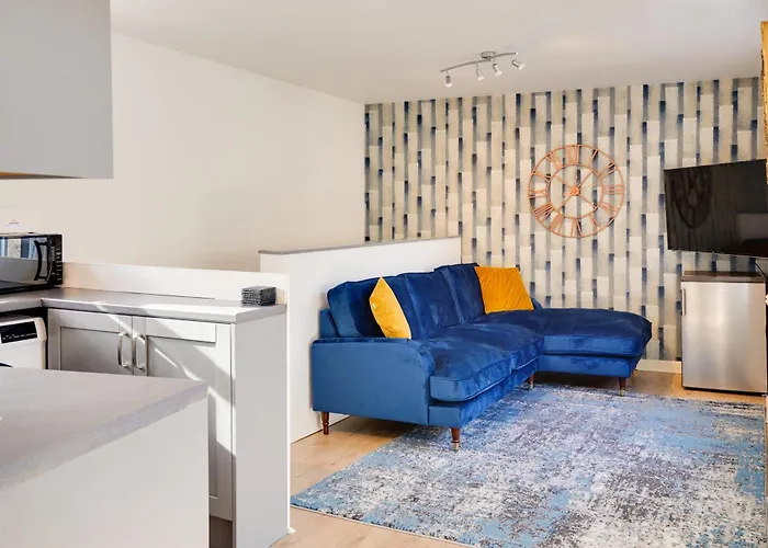 Little Edge: Bright And Modern Central Apartment
