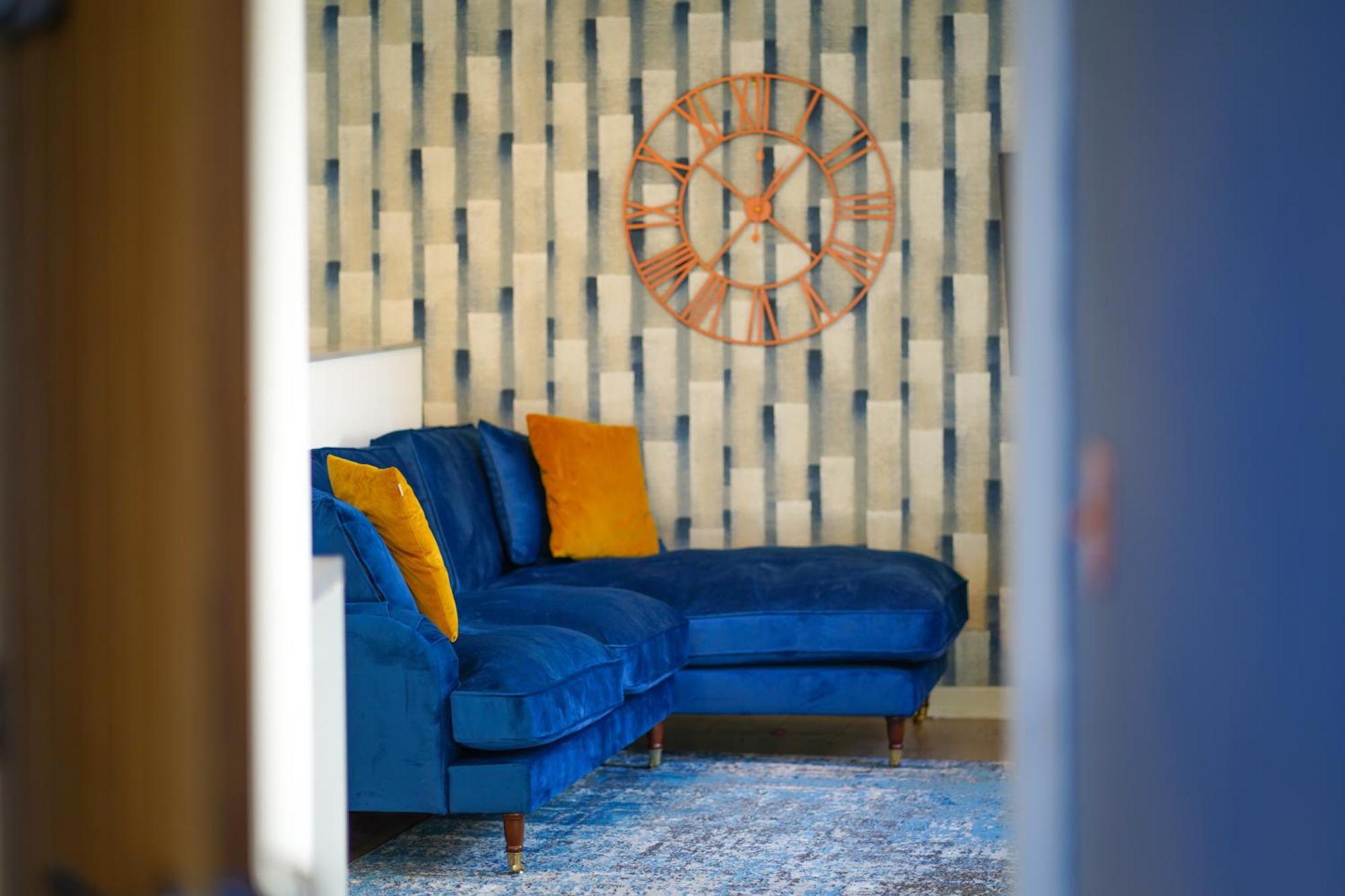 Little Edge: Bright And Modern *